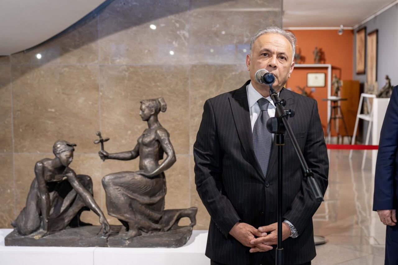 В Баку открылась выставка, посвящённая 85-летию известного скульптора и художника Акифа Аскерова