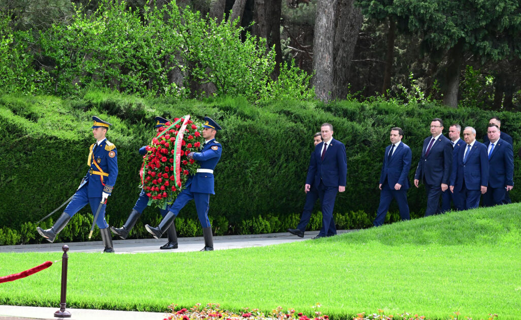 Belarusun Baş naziri Fəxri xiyabanı ziyarət edib