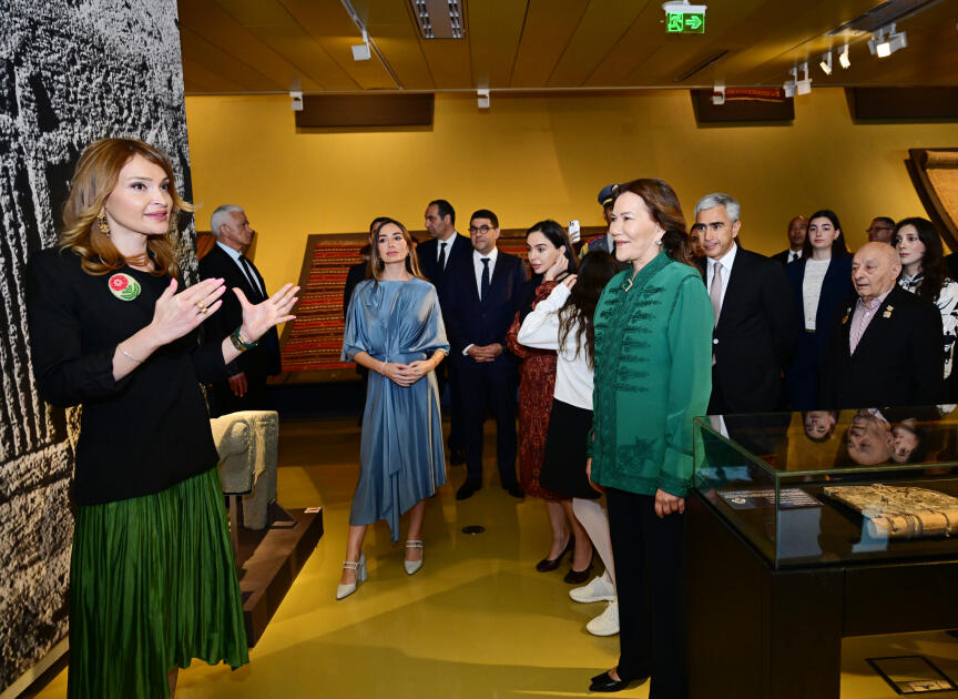 Вице-президент Фонда Гейдара Алиева Лейла Алиева и руководитель Баку Медиа Центра Арзу Алиева приняли участие в открытии иммерсивной выставки «Рабатское ковровое искусство»