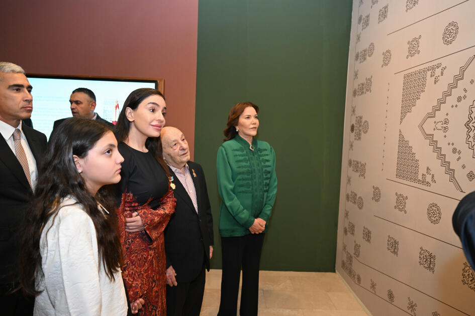 Вице-президент Фонда Гейдара Алиева Лейла Алиева и руководитель Баку Медиа Центра Арзу Алиева приняли участие в открытии иммерсивной выставки «Рабатское ковровое искусство»