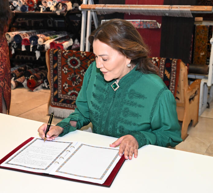 Вице-президент Фонда Гейдара Алиева Лейла Алиева и руководитель Баку Медиа Центра Арзу Алиева приняли участие в открытии иммерсивной выставки «Рабатское ковровое искусство»