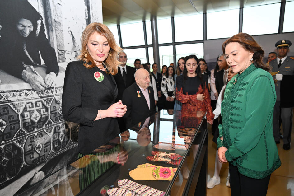 Вице-президент Фонда Гейдара Алиева Лейла Алиева и руководитель Баку Медиа Центра Арзу Алиева приняли участие в открытии иммерсивной выставки «Рабатское ковровое искусство»
