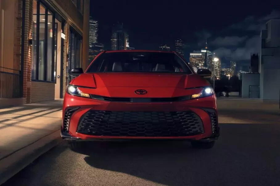 У новой Toyota Camry XV80 появилась «черная» спортверсия