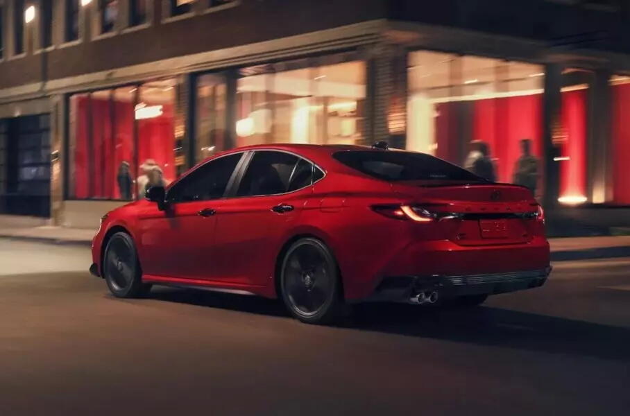 У новой Toyota Camry XV80 появилась «черная» спортверсия