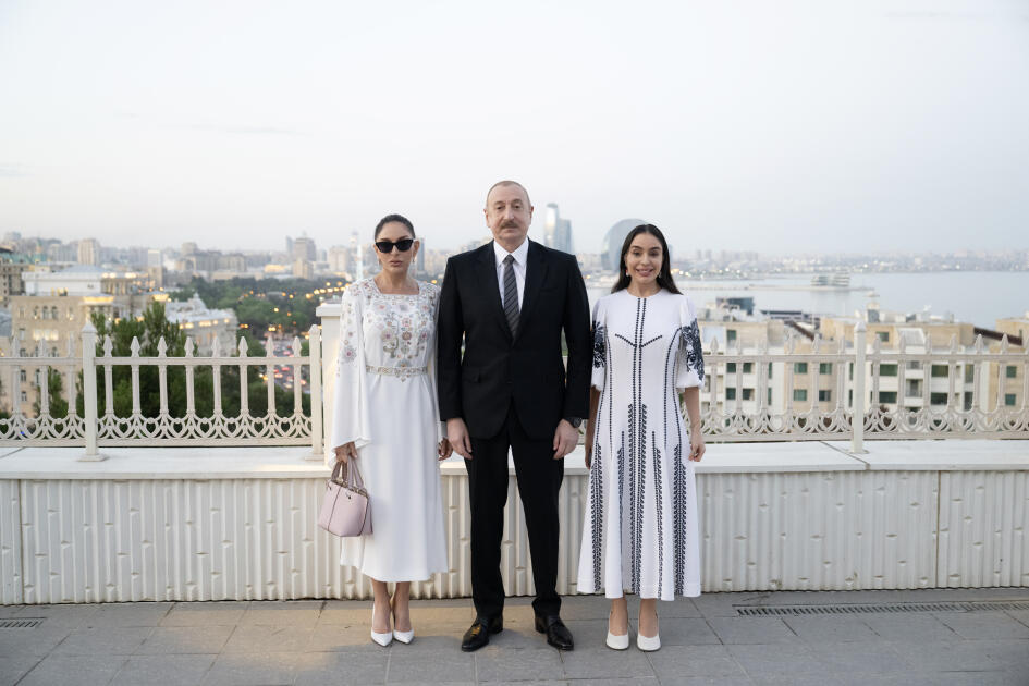 Президент Ильхам Алиев, Первая леди Мехрибан Алиева, Генеральный секретарь То Лам и его супруга Но Фон Ли ознакомились с выставкой изобразительного искусства Вьетнама