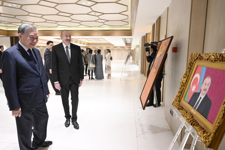 Президент Ильхам Алиев, Первая леди Мехрибан Алиева, Генеральный секретарь То Лам и его супруга Но Фон Ли ознакомились с выставкой изобразительного искусства Вьетнама