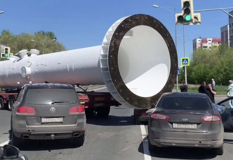 В Самаре огромная труба раздавила легковушку