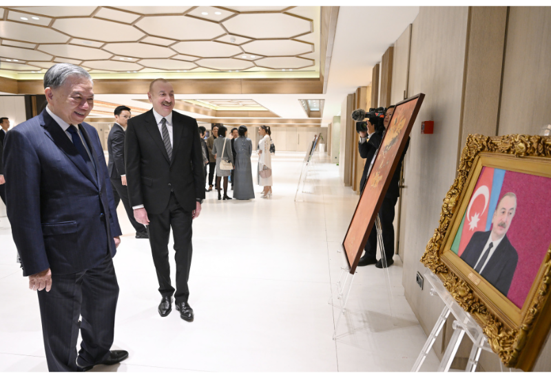 Prezident İlham Əliyev, Birinci xanım Mehriban Əliyeva və Baş katib To Lam və xanımı No Fon Li Vyetnam rəsm əsərlərindən ibarət sərgi ilə tanış olublar