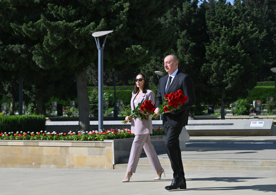 Президент Ильхам Алиев и Первая леди Мехрибан Алиева почтили память сынов и дочерей Азербайджана, погибших в борьбе за Победу над фашизмом