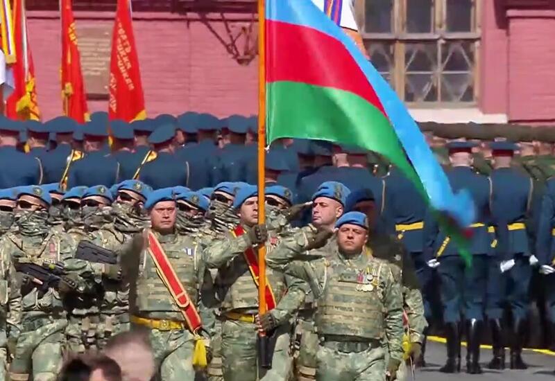 Азербайджанские военнослужащие прошли маршем на параде в Москве