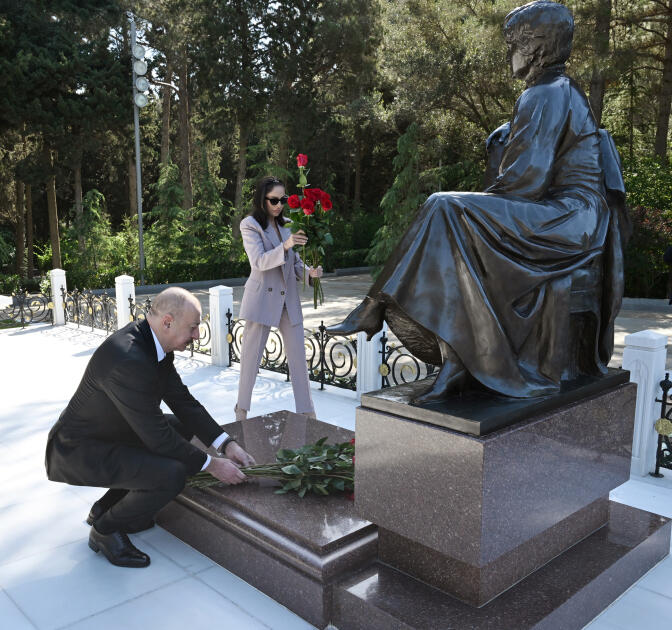 Президент Ильхам Алиев и Первая леди Мехрибан Алиева посетили могилу великого лидера Гейдара Алиева на Аллее почетного захоронения