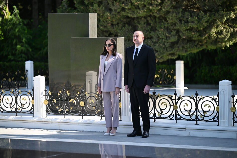 Президент Ильхам Алиев и Первая леди Мехрибан Алиева посетили могилу великого лидера Гейдара Алиева на Аллее почетного захоронения