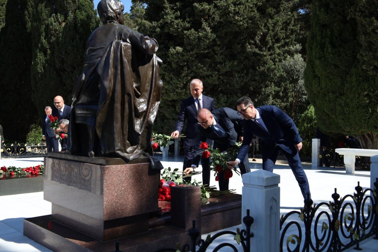 Руководство и коллектив министерства здравоохранения почтили память общенационального лидера Гейдара Алиева