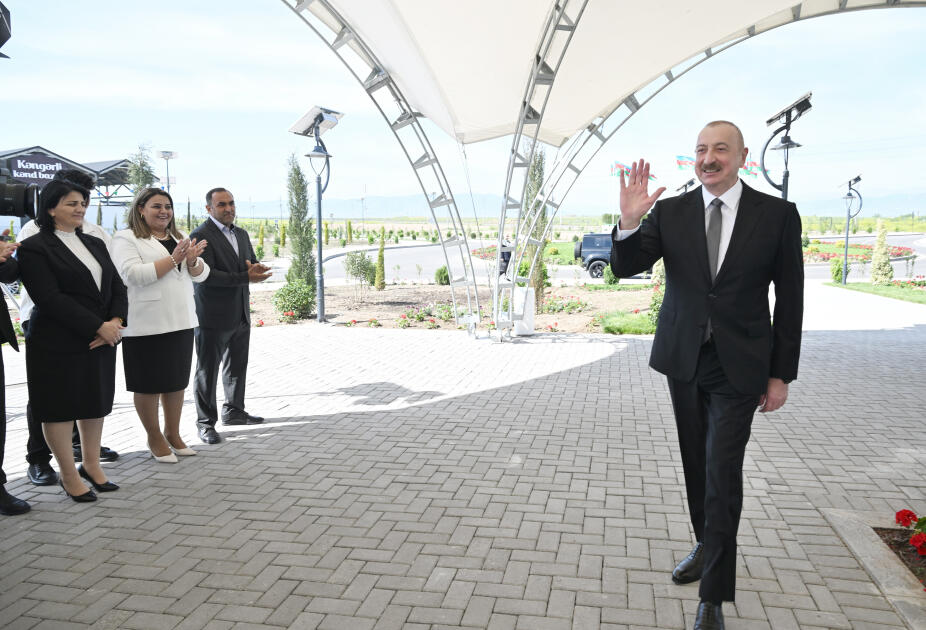 Президент Ильхам Алиев встретился с жителями, переселившимися в село Кенгерли Агдамского района, вручил им ключи от домов
