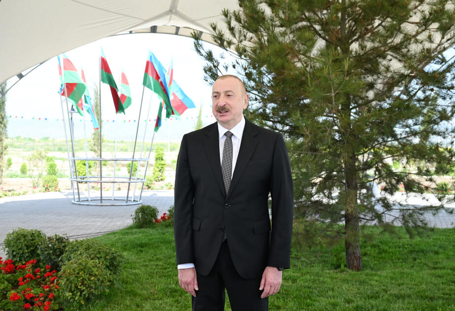 Президент Ильхам Алиев встретился с жителями, переселившимися в село Кенгерли Агдамского района, вручил им ключи от домов