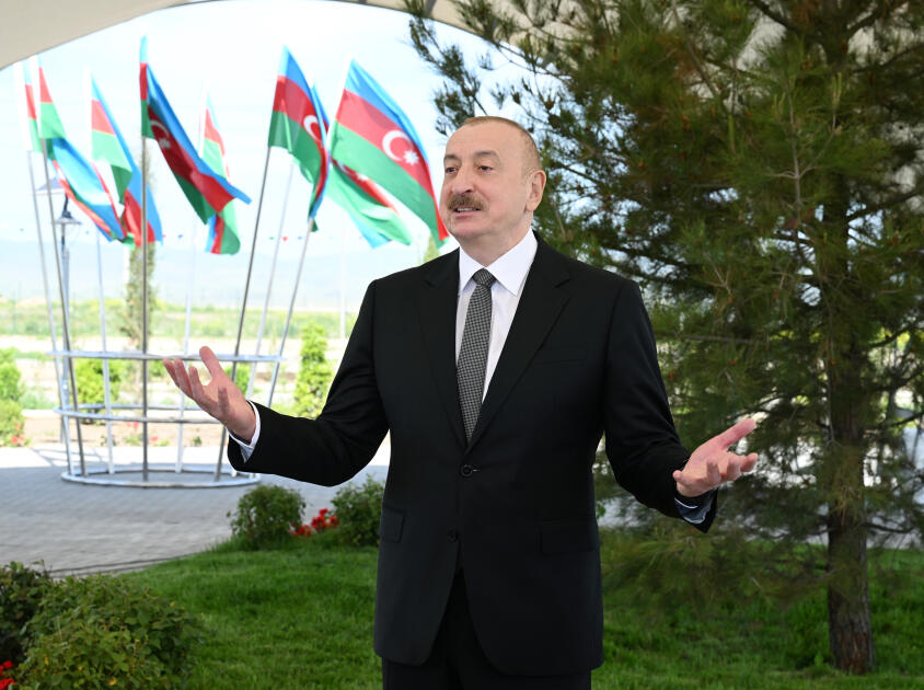 Президент Ильхам Алиев встретился с жителями, переселившимися в село Кенгерли Агдамского района, вручил им ключи от домов