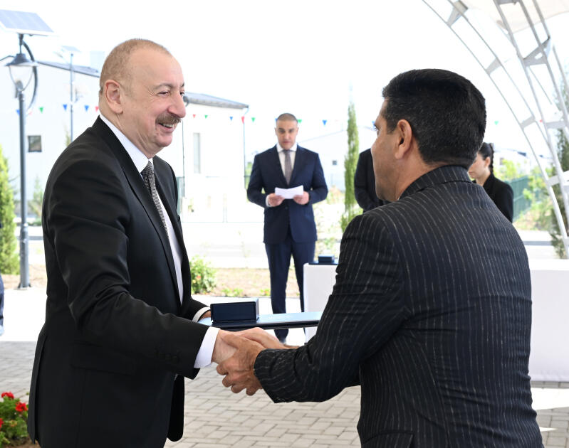 Президент Ильхам Алиев встретился с жителями, переселившимися в село Кенгерли Агдамского района, вручил им ключи от домов