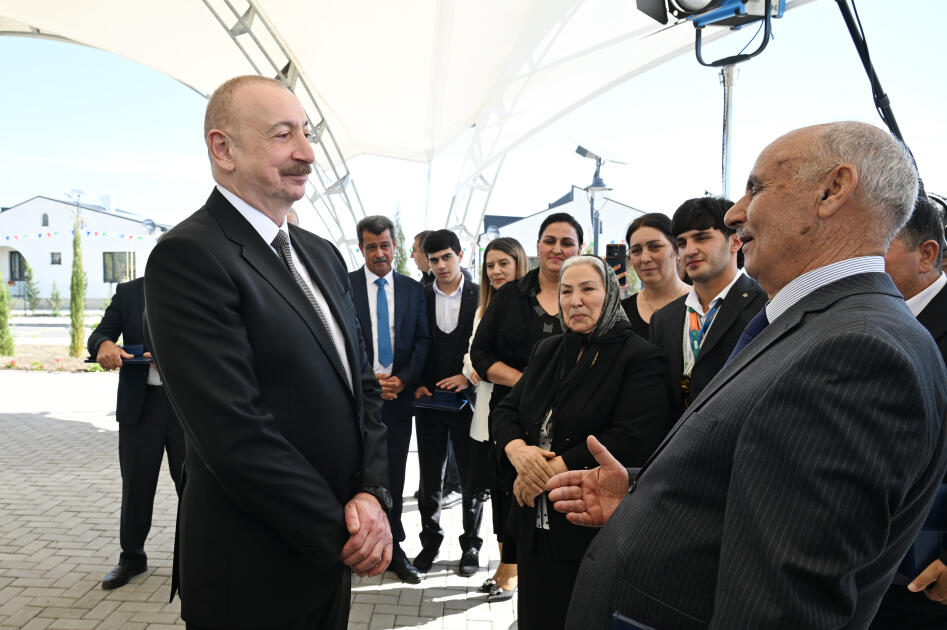 Президент Ильхам Алиев встретился с жителями, переселившимися в село Кенгерли Агдамского района, вручил им ключи от домов