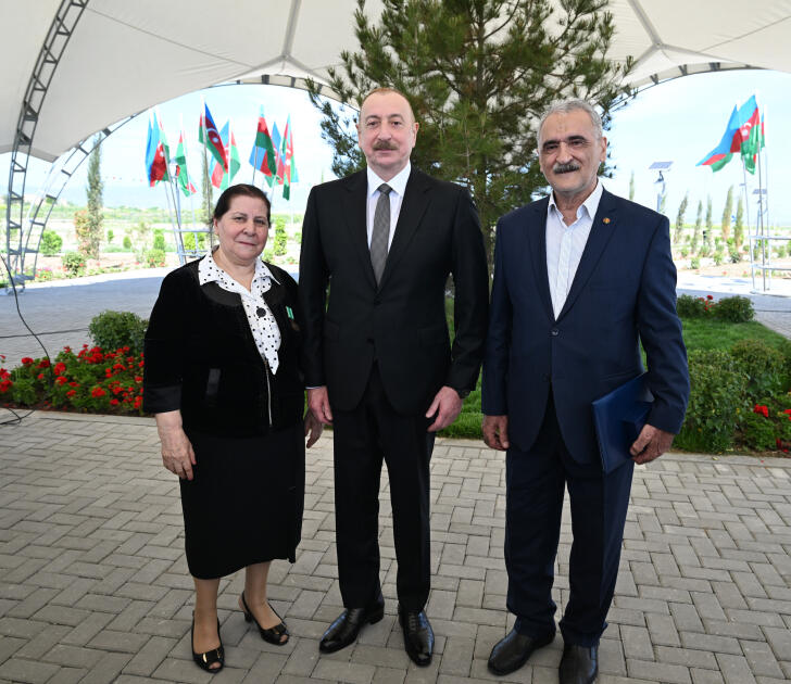Президент Ильхам Алиев встретился с жителями, переселившимися в село Кенгерли Агдамского района, вручил им ключи от домов