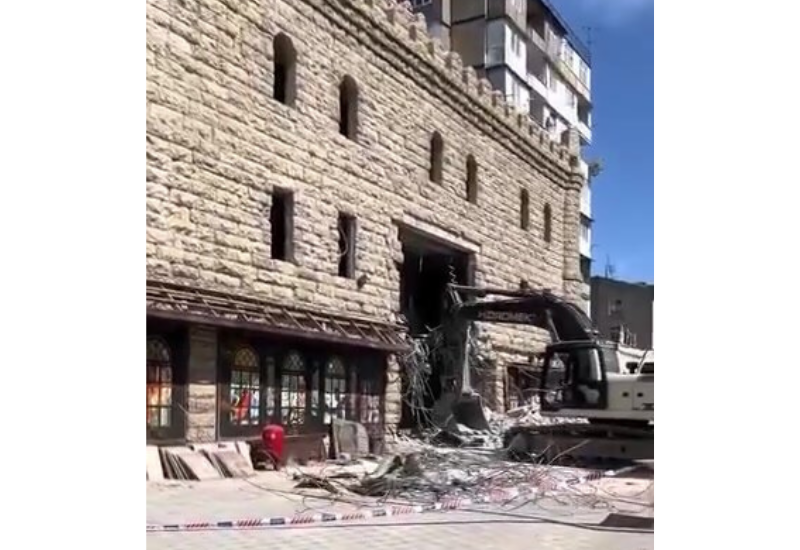Знаменитый ресторан в Баку начали сносить