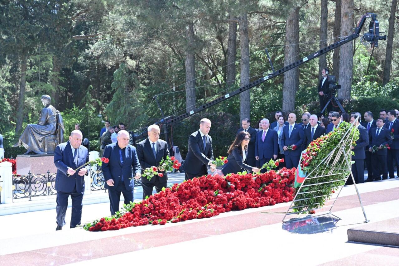 Азербайджанский народ чтит память великого лидера Гейдара Алиева