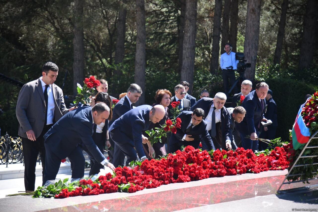 Азербайджанский народ чтит память великого лидера Гейдара Алиева
