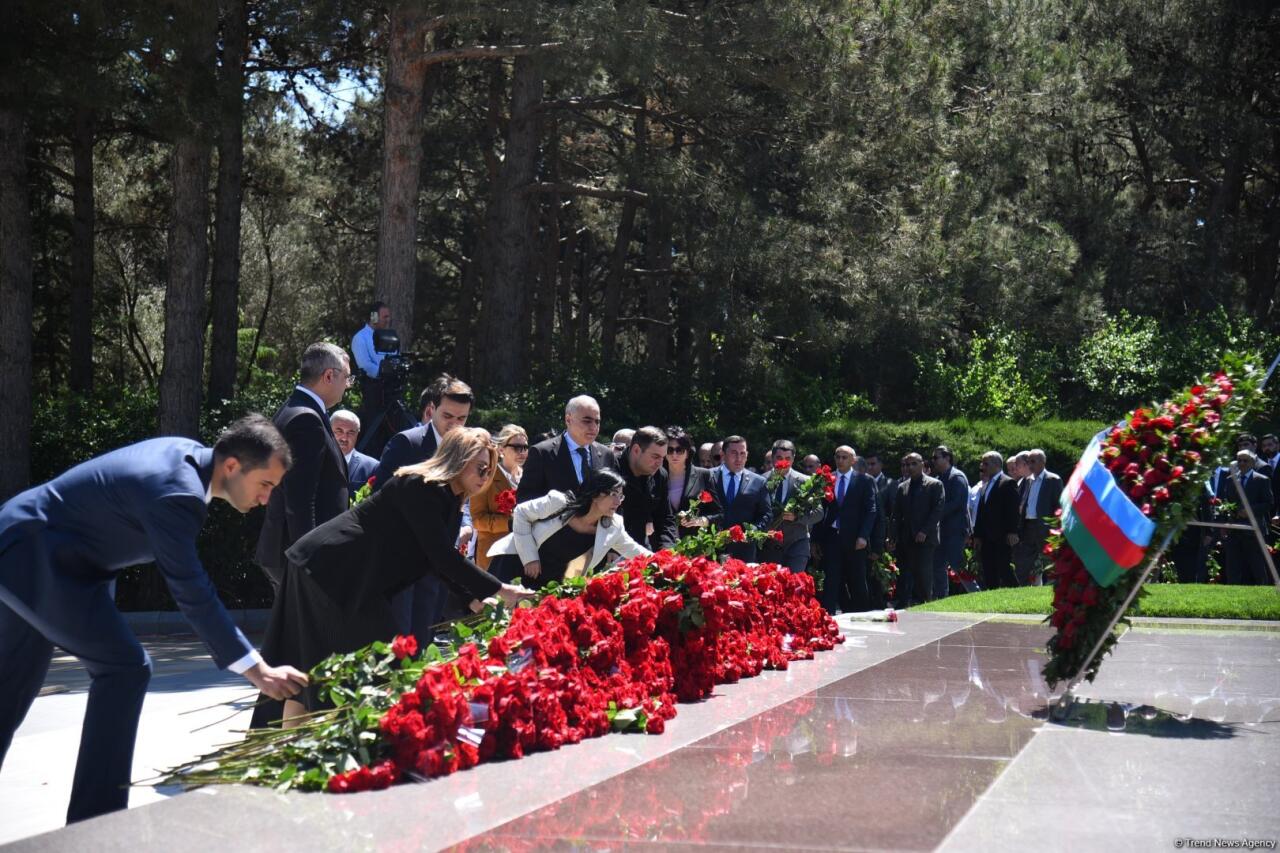 Азербайджанский народ чтит память великого лидера Гейдара Алиева