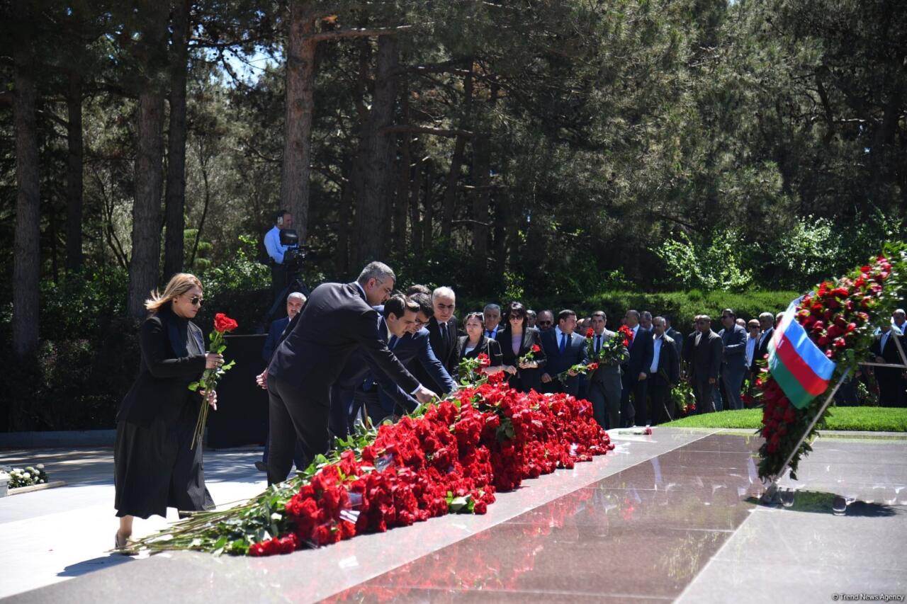 Азербайджанский народ чтит память великого лидера Гейдара Алиева