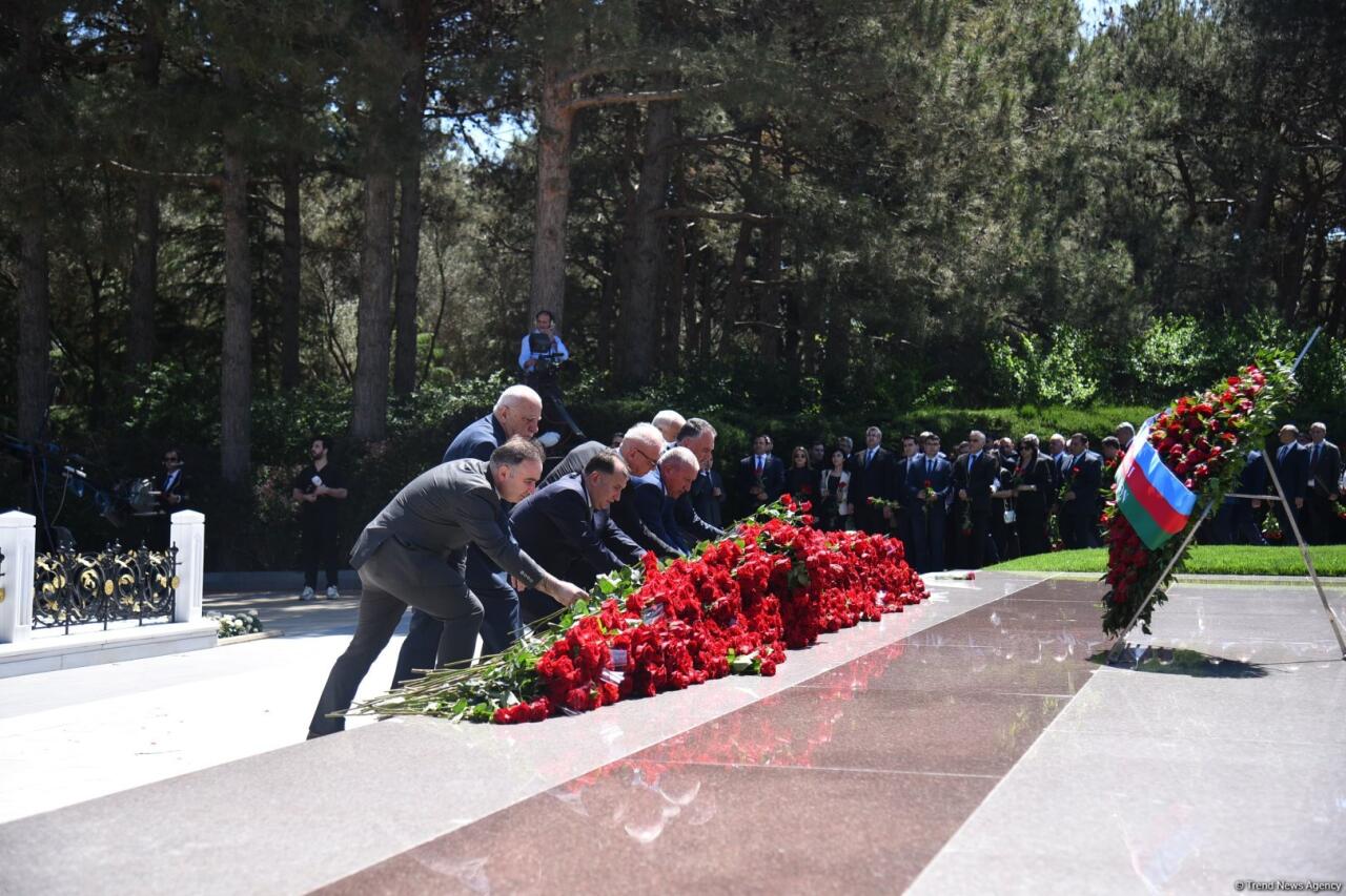 Азербайджанский народ чтит память великого лидера Гейдара Алиева