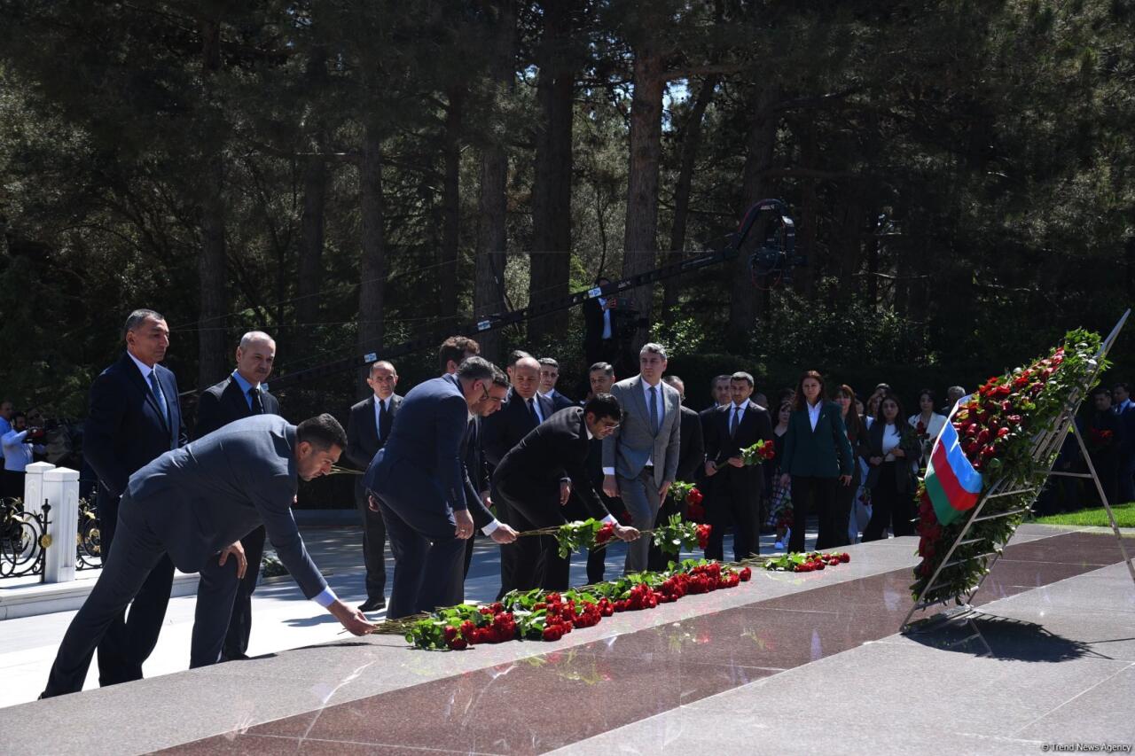Азербайджанский народ чтит память великого лидера Гейдара Алиева