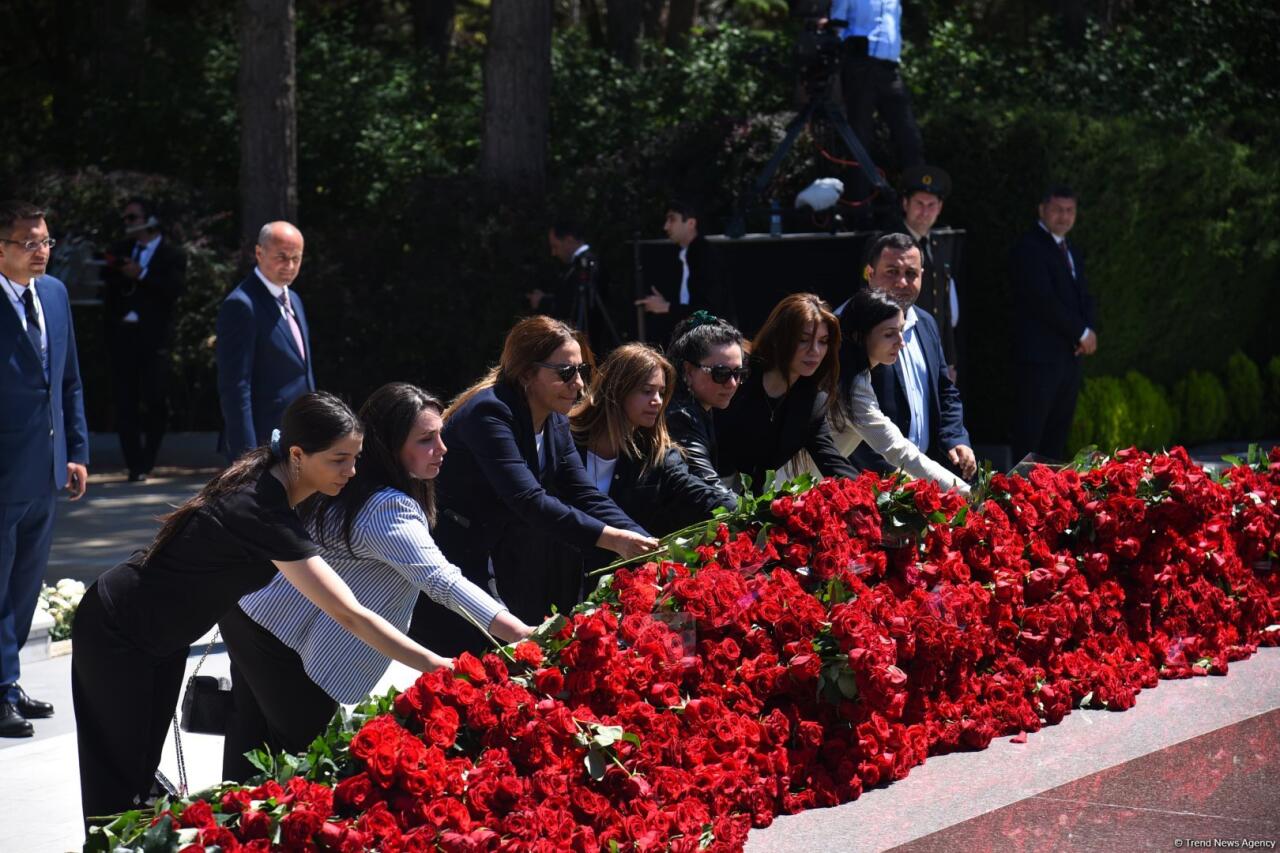 Азербайджанский народ чтит память великого лидера Гейдара Алиева
