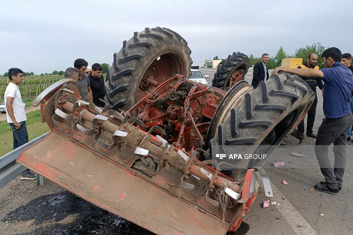 Tovuzda yük maşını traktorla toqquşub,