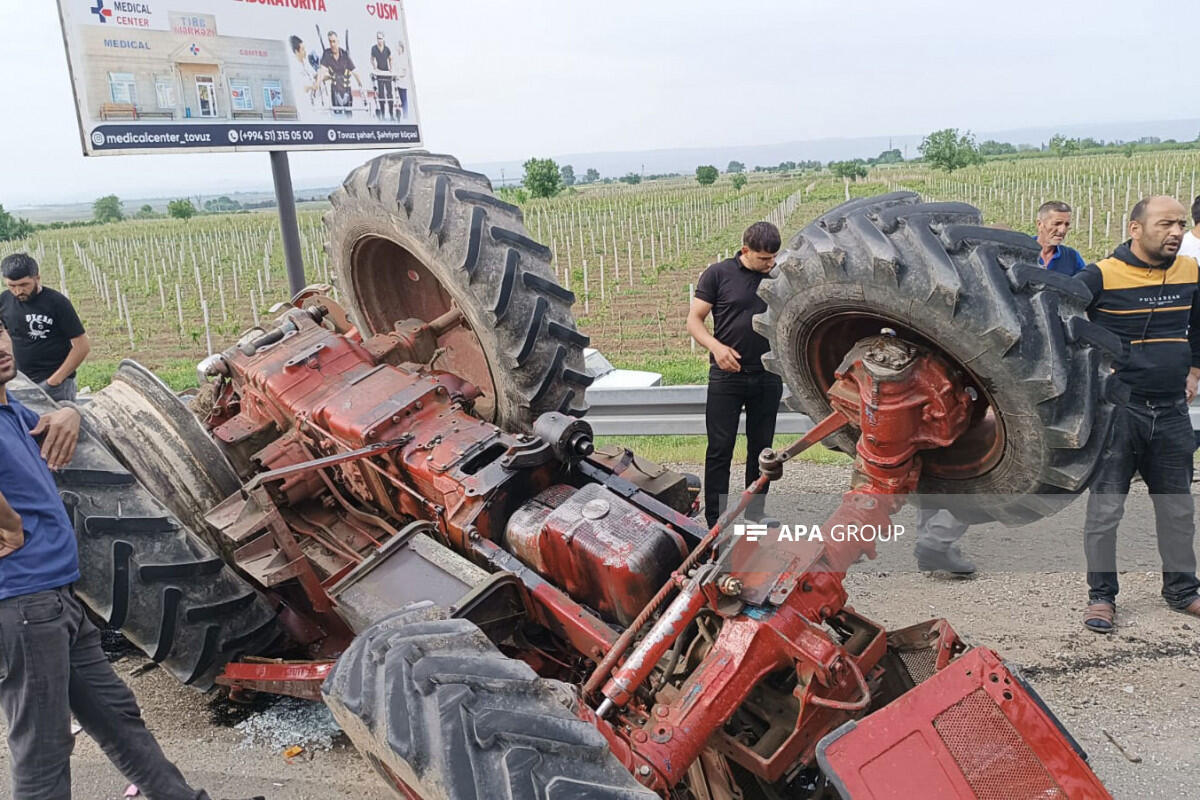 Tovuzda yük maşını traktorla toqquşub,