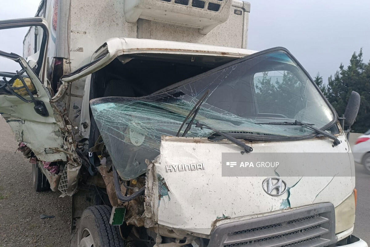 Tovuzda yük maşını traktorla toqquşub,