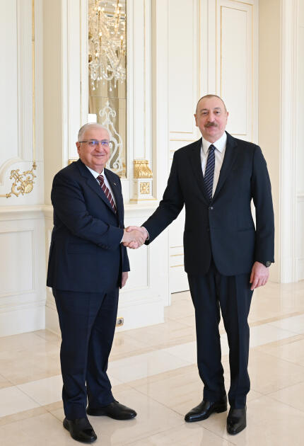 Prezident İlham Əliyev Türkiyənin milli müdafiə nazirini qəbul edib