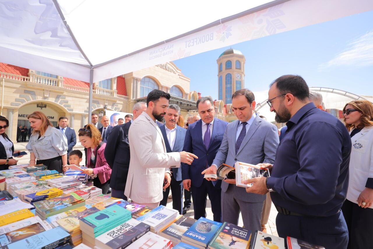 Naxçıvanda Ümummilli Lider Heydər Əliyevin anadan olmasının 102-ci ildönümünə həsr olunmuş “BookFest Naxçıvan Kitab Sərgisi 2025” keçirilib
