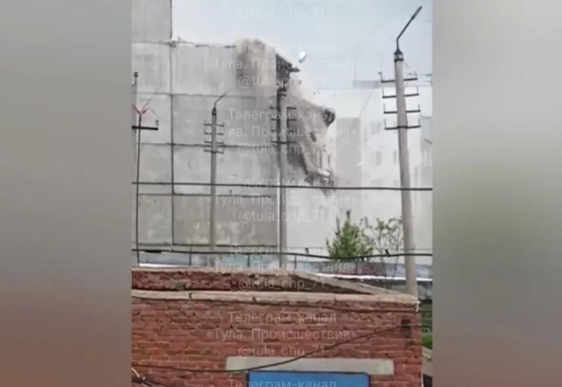 Экскаватор вместе с водителем рухнул с четвёртого этажа