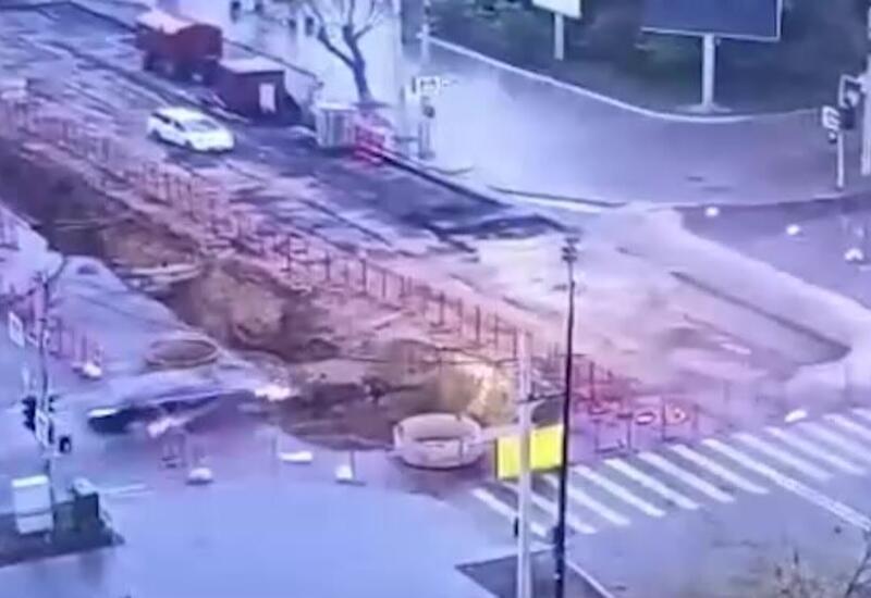 Водитель перелетел через огромную яму во время побега от полиции