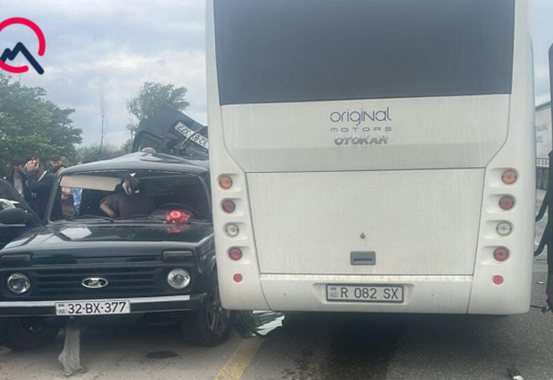 Dövlət qurumunun avtobusu qəzaya düşdü