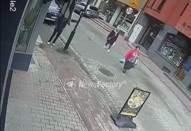 В Польше на женщину рухнул фонарь