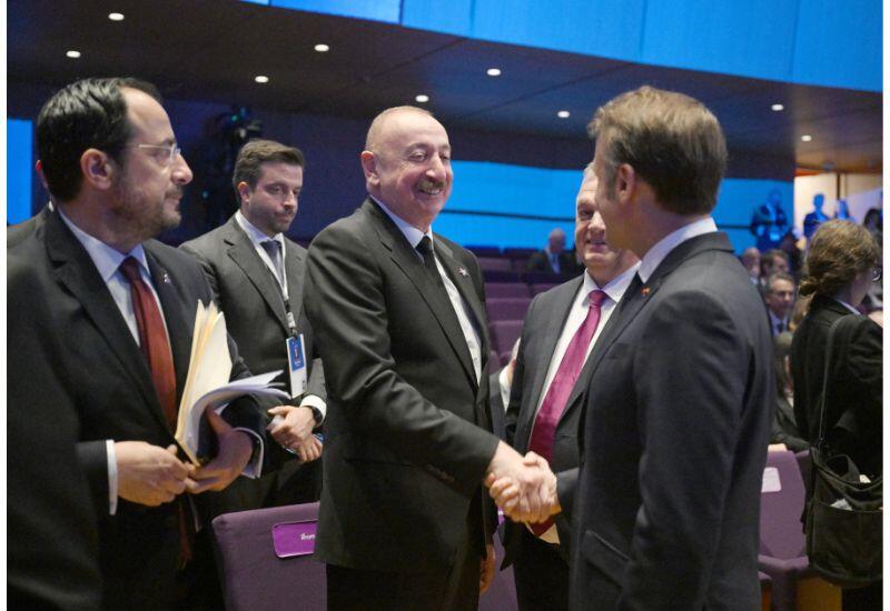 Emmanuel Makron Prezident İlham Əliyevə yaxınlaşaraq görüşüb