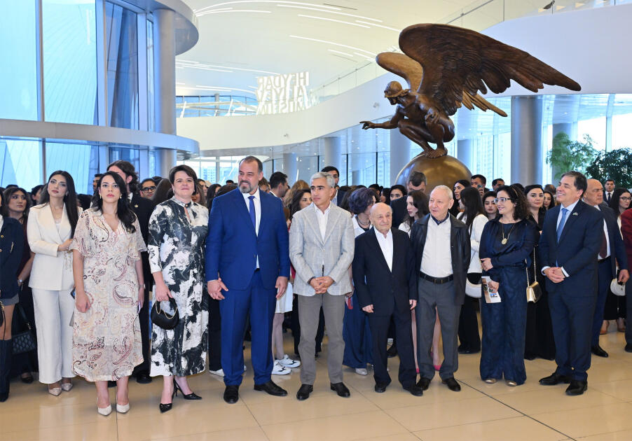 Heydər Əliyev Mərkəzində braziliyalı rəssam Luiz de Souzanın sərgisinin açılışı olub