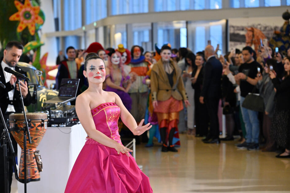 Heydər Əliyev Mərkəzində braziliyalı rəssam Luiz de Souzanın sərgisinin açılışı olub
