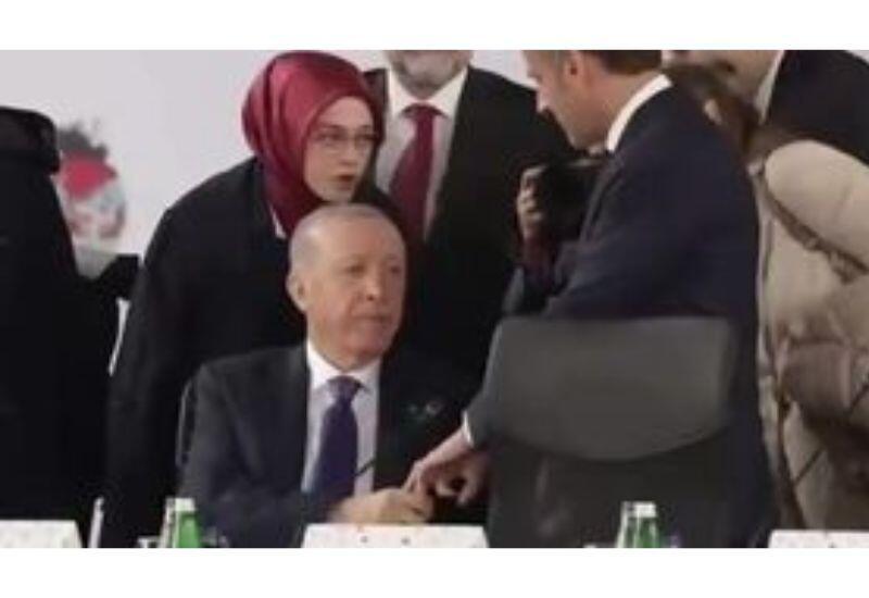 Макрон публично унижен Эрдоганом