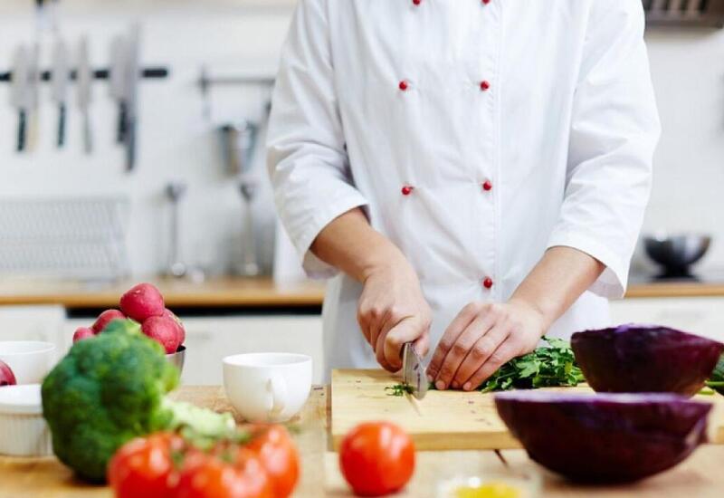 Qadın 140 saat fasiləsiz yemək bişirərək Ginnesin Rekordlar Kitabına düşüb