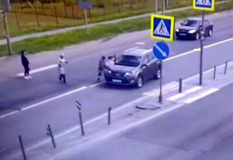 Водитель на Toyota влетел в людей на переходе