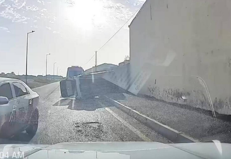 "Bakubus" "Toyota" ilə toqquşdu, maşın aşdı
