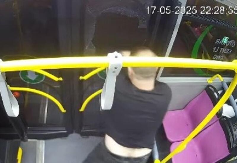В Баку пьяный мужчина разбил стекло автобуса