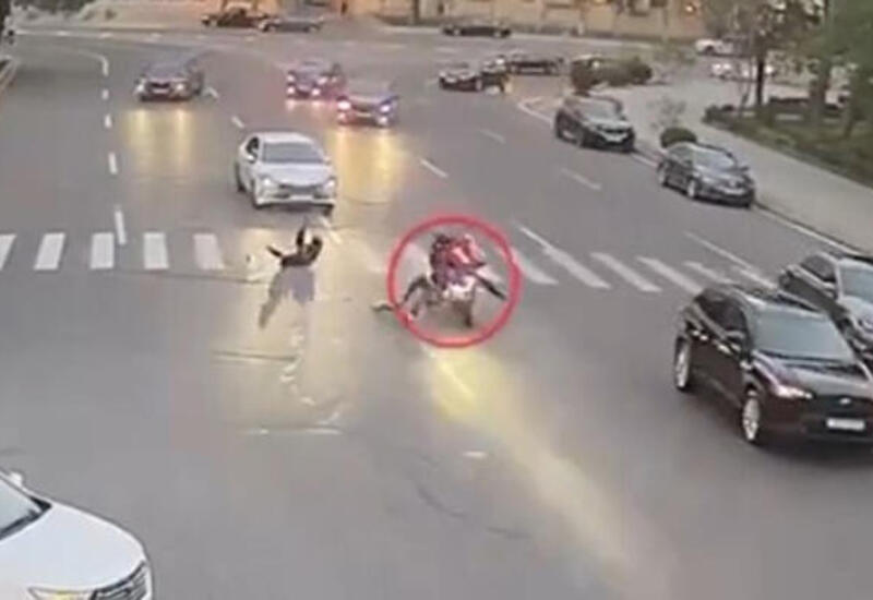 Bakının mərkəzində motosiklet piyadaları belə vurdu