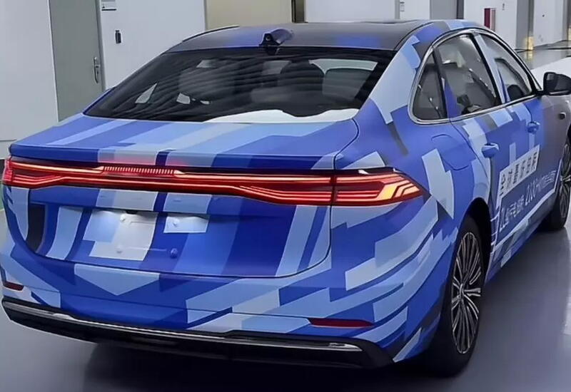 Geely показала бизнес-седан с запасом хода свыше 2100 километров